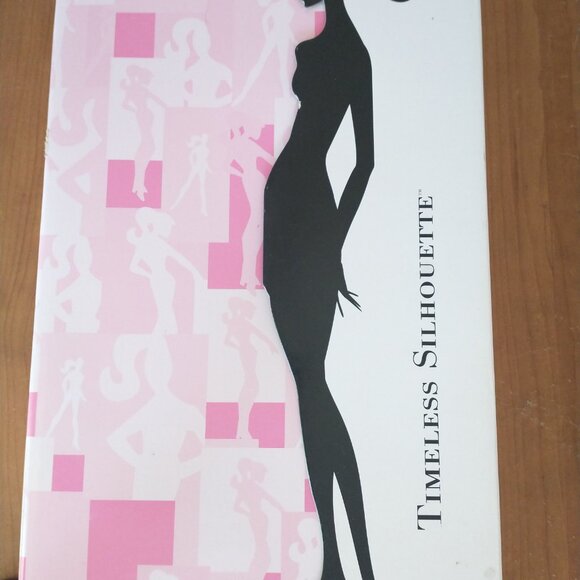 Avon Exclusive Timeless Silhouette Barbie Doll - Picture 4 of 4